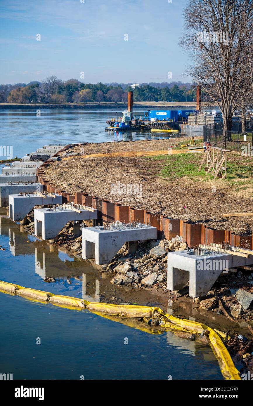 TIDAL Basin Seawall Reconstruction Project Phase 2 Washington DC // WASHINGTON DC – die Bauarbeiten für Phase 2 des TIDAL Basin Seawall Reconstruction Project laufen entlang des Potomac River im West Potomac Park, von der Inlet Bridge aus gesehen am 18. Dezember 2025. Diese Phase, die sich bis zum Ericsson Memorial erstreckt, soll bis Mai 2026 abgeschlossen sein. Der National Park Service berichtet, dass das Projekt mit 113 Millionen Dollar acht Monate vor dem Zeitplan liegt und 30 Millionen Dollar unter dem Budget liegen. Die Ufermauer wird mit tieferen Fundamenten umgebaut und um etwa 4,75 bis 5 ft (1,45 bis 1,52 m) erhöht. Neue pla Stockfoto