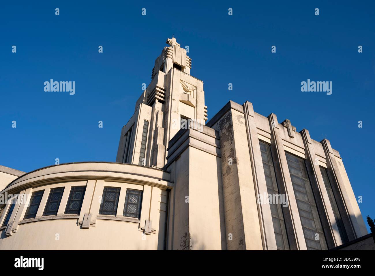Die Kirche St. Augustinus im Art déco-Stil, erbaut in Beton, in der Waldgemeinde Brüssel. Stockfoto