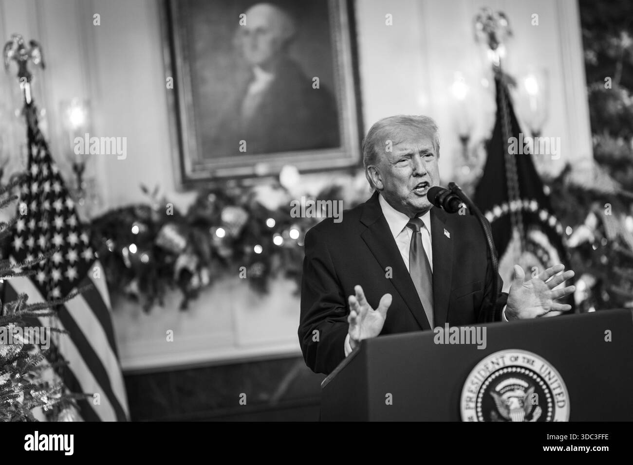 Präsident Donald Trump spricht am Mittwoch, den 17. Dezember 2025, aus dem diplomatischen Empfangsraum des Weißen Hauses an die Nation. (Offizielles Foto des Weißen Hauses von Daniel Torok) Stockfoto