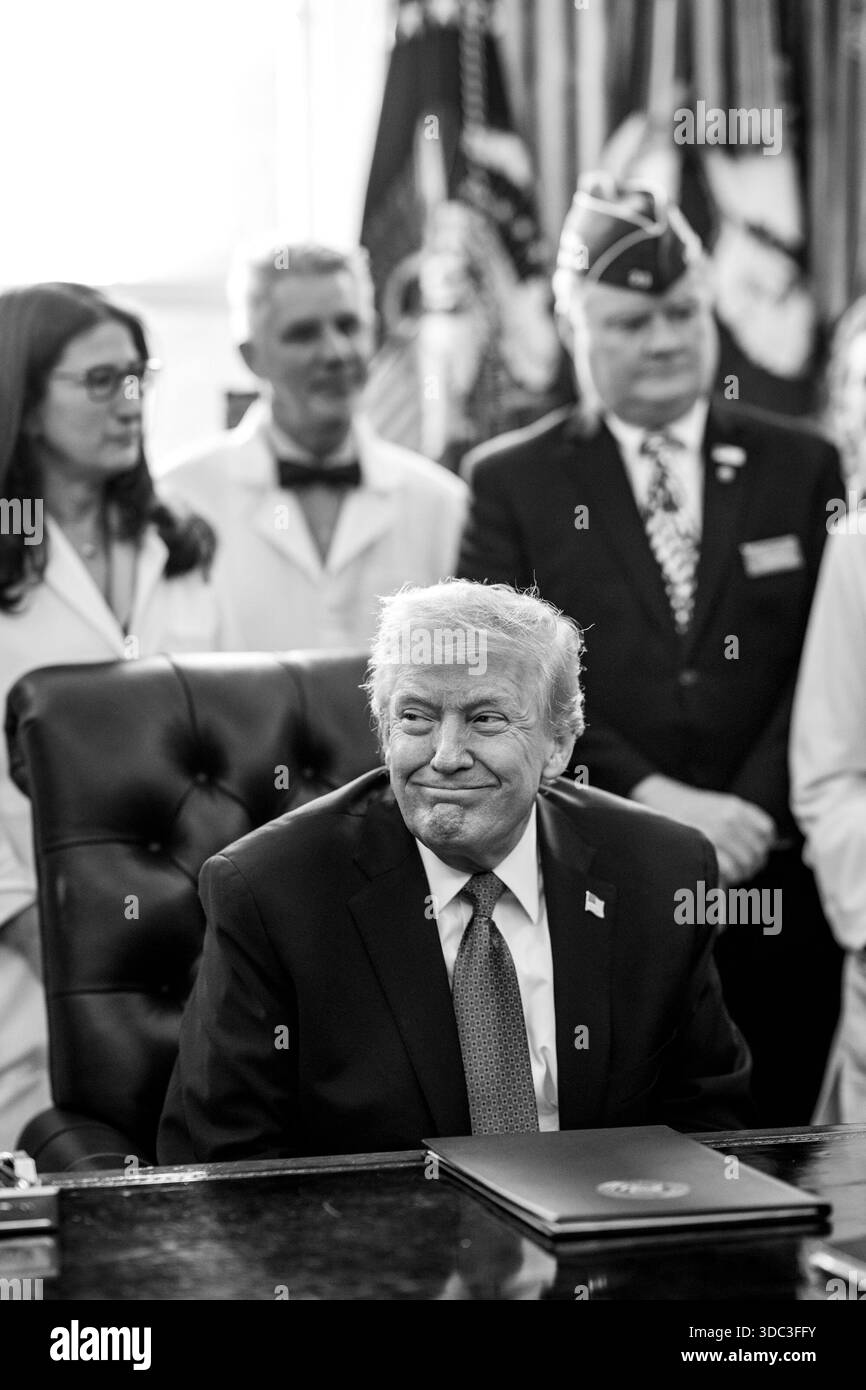 Präsident Donald Trump unterzeichnete am Donnerstag, den 18. Dezember 2025, im Oval Office eine Anordnung, die Marihuana als Substanz nach Plan III mit lockeren Einschränkungen umklassifiziert. (Offizielles Foto des Weißen Hauses von Molly Riley) Stockfoto