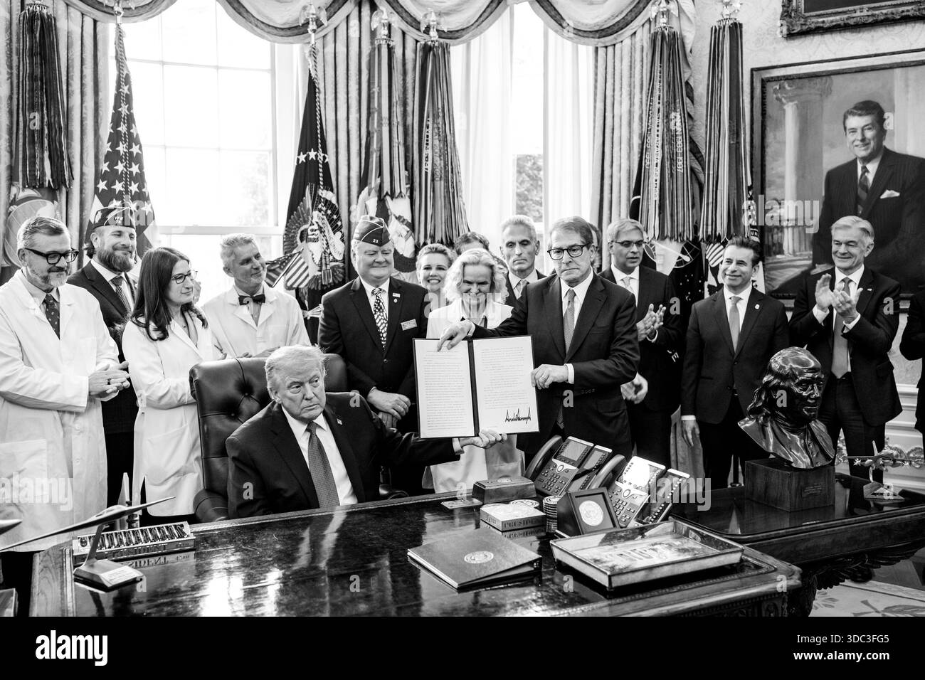 Präsident Donald Trump unterzeichnete am Donnerstag, den 18. Dezember 2025, im Oval Office eine Anordnung, die Marihuana als Substanz nach Plan III mit lockeren Einschränkungen umklassifiziert. (Offizielles Foto des Weißen Hauses von Molly Riley) Stockfoto