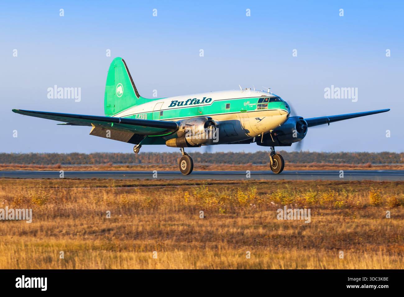 Yellowknife, Kanada - 23. September 2025: Buffalo Airways Curtiss C-46D Commando Stockfoto