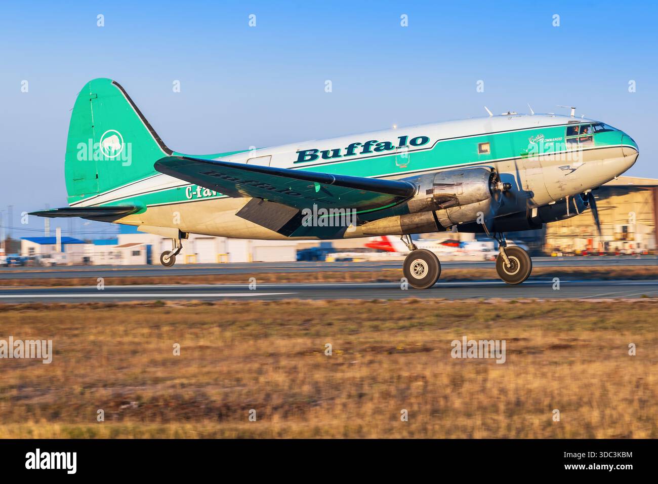 Yellowknife, Kanada - 23. September 2025: Buffalo Airways Curtiss C-46D Commando Stockfoto
