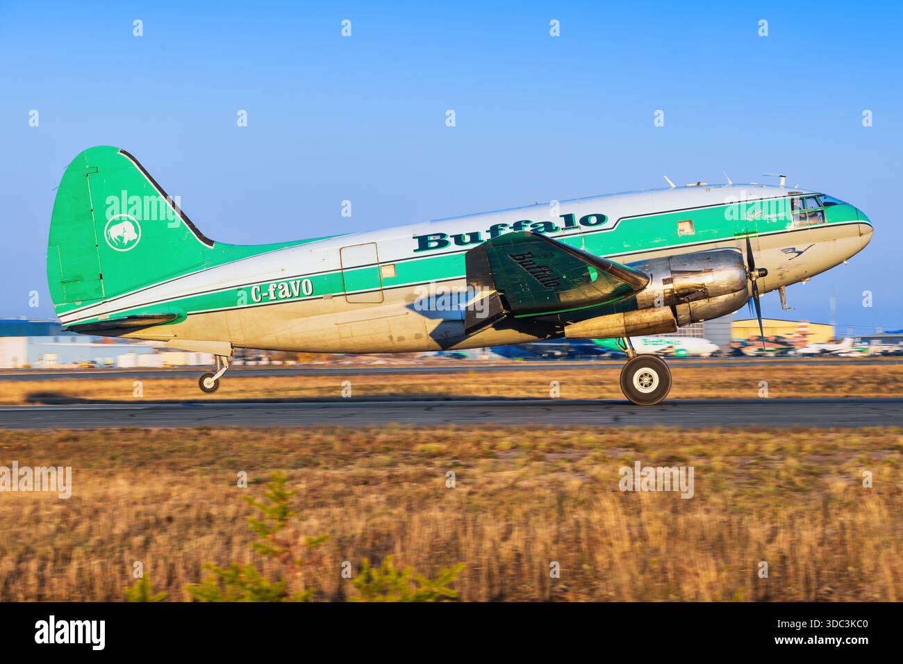 Yellowknife, Kanada - 23. September 2025: Buffalo Airways Curtiss C-46D Commando Stockfoto