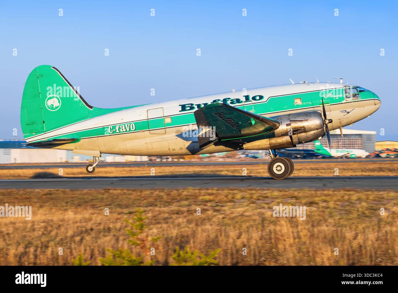 Yellowknife, Kanada - 23. September 2025: Buffalo Airways Curtiss C-46D Commando Stockfoto