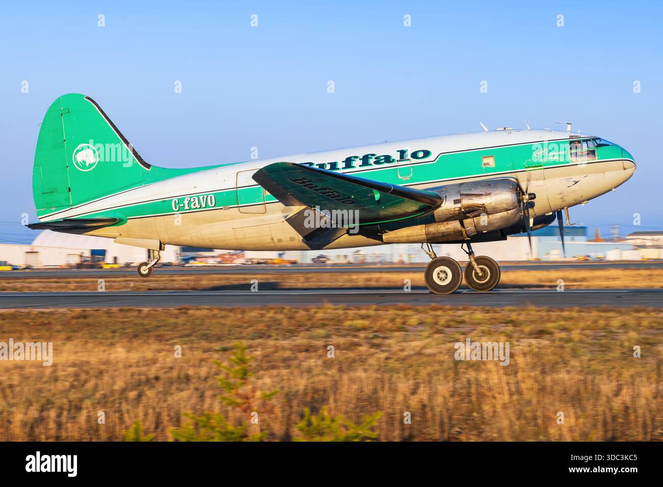 Yellowknife, Kanada - 23. September 2025: Buffalo Airways Curtiss C-46D Commando Stockfoto
