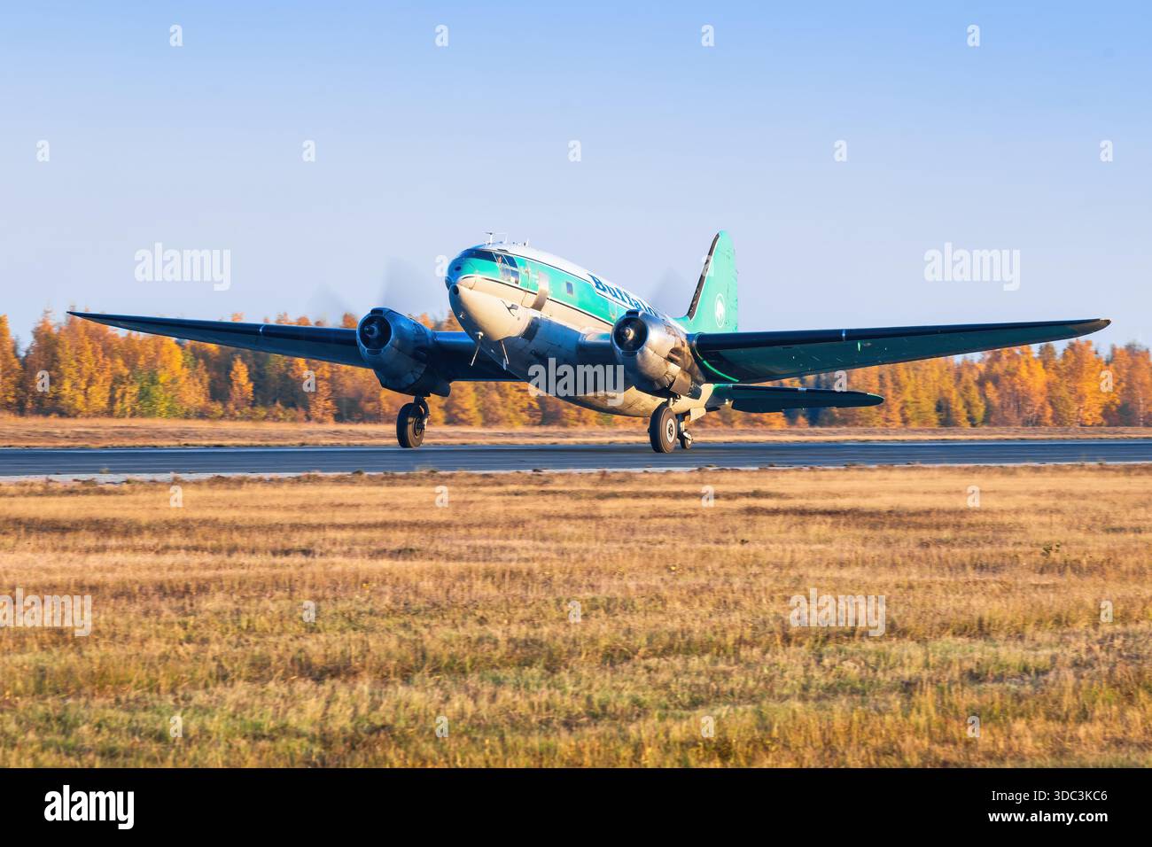 Yellowknife, Kanada - 23. September 2025: Buffalo Airways Curtiss C-46D Commando Stockfoto