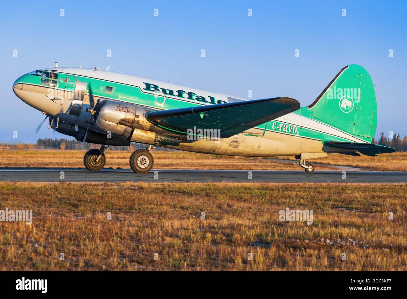 Yellowknife, Kanada - 23. September 2025: Buffalo Airways Curtiss C-46D Commando Stockfoto