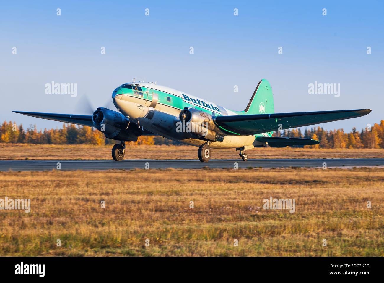 Yellowknife, Kanada - 23. September 2025: Buffalo Airways Curtiss C-46D Commando Stockfoto