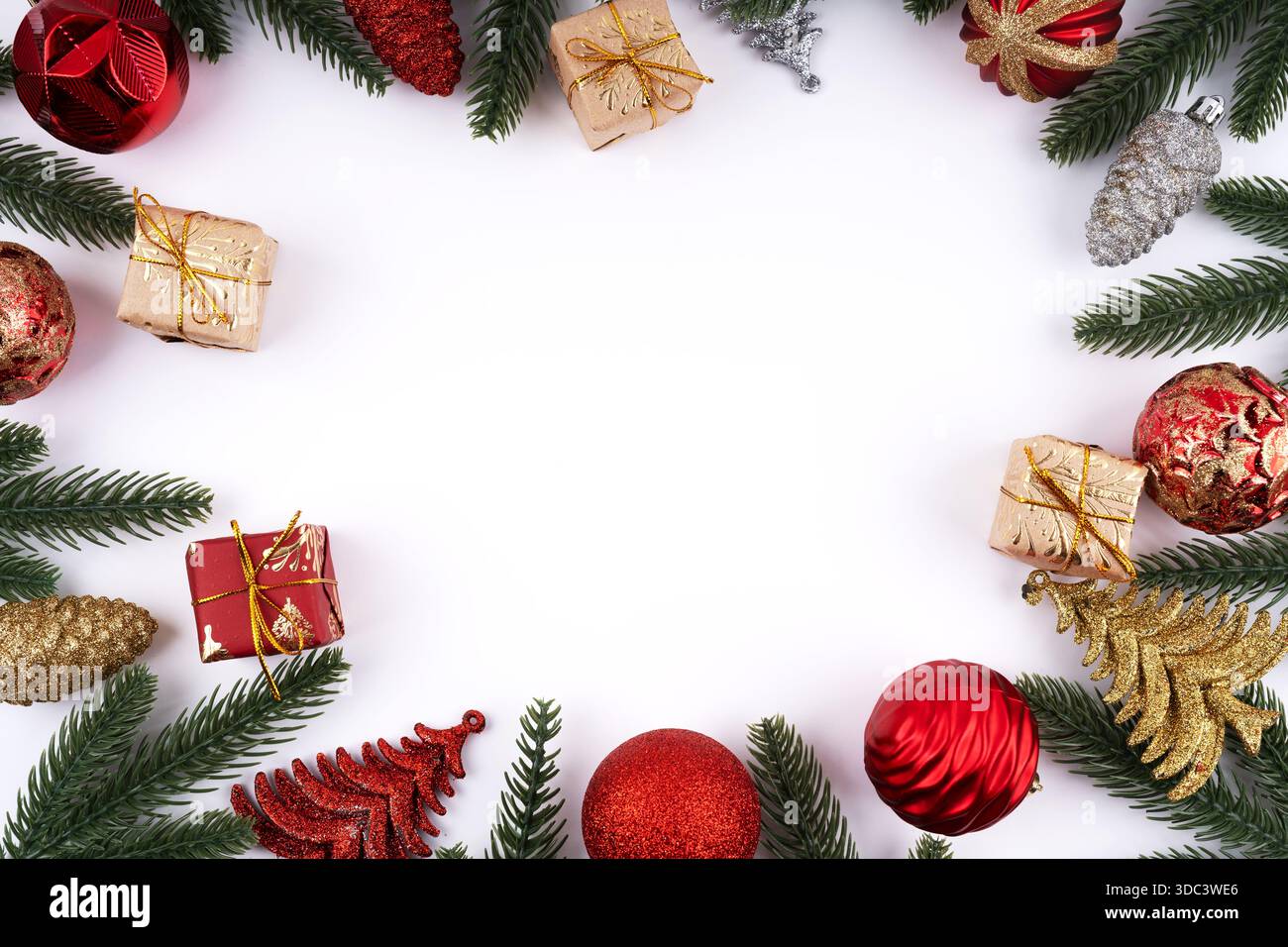 Weihnachten mit Dekorationshintergrund auf weiß Stockfoto