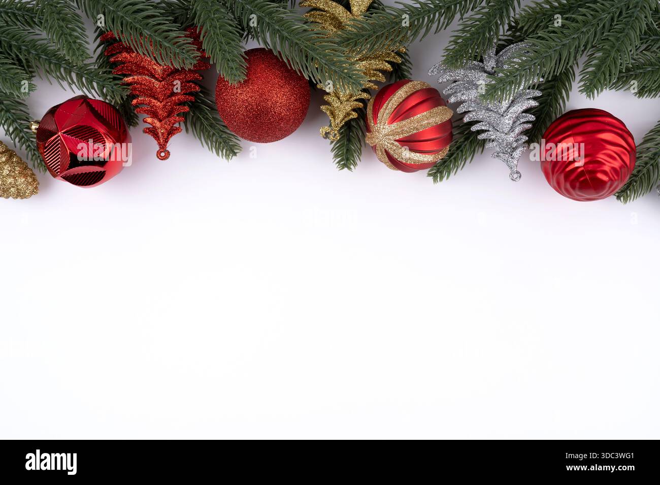 Weihnachten mit Dekorationshintergrund auf weiß Stockfoto