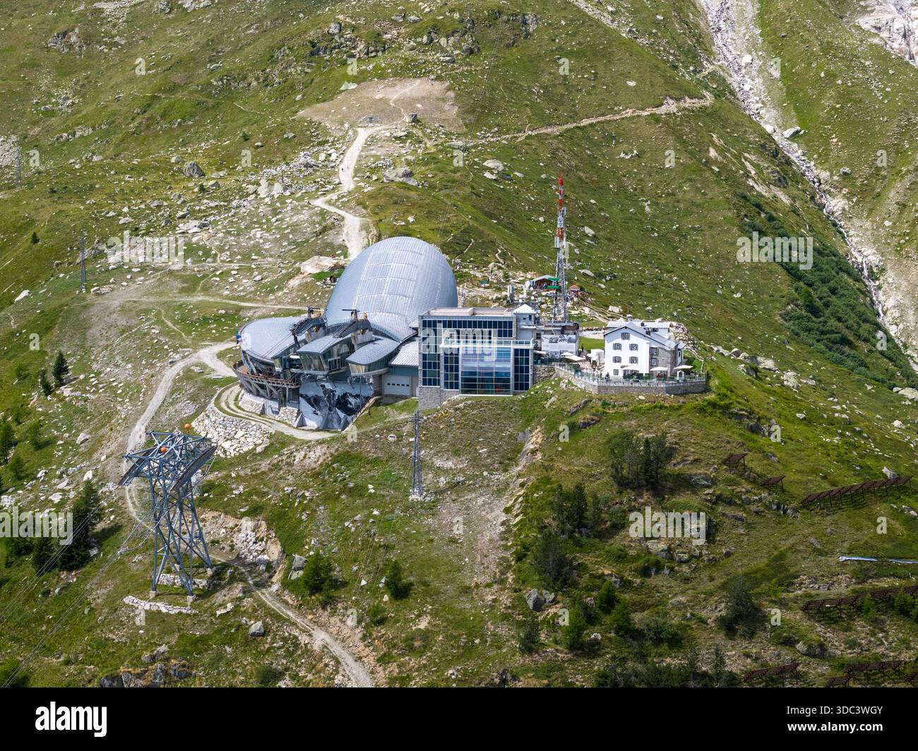 Blick aus der Vogelperspektive auf den Skyway von Punta Helbronner Monte Bianco Seilbahnstation inmitten felsiger alpiner Hänge oberhalb von Courmayeur. Stockfoto