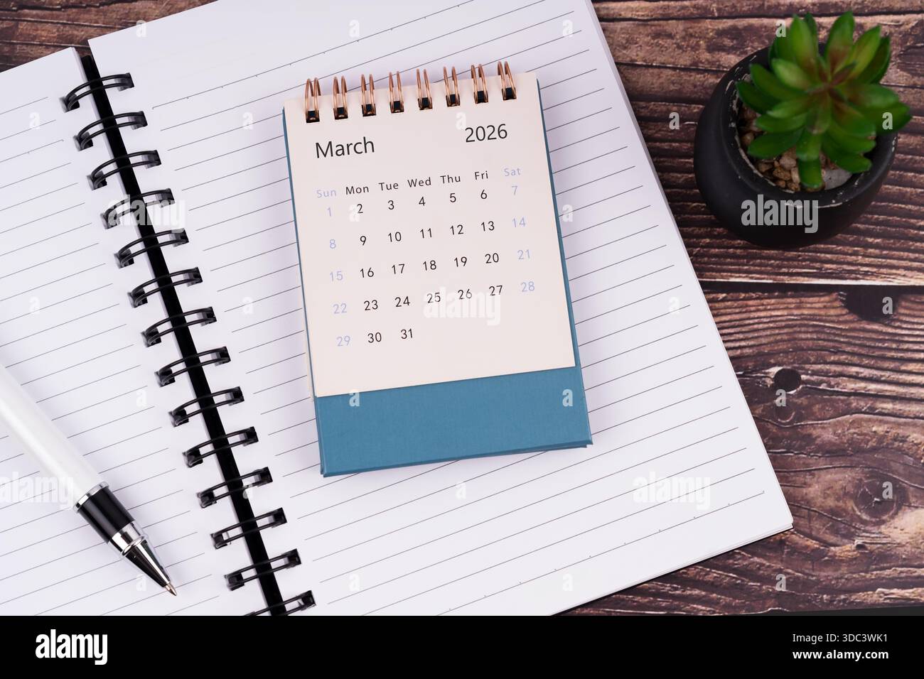 März 2026 Tischkalender flach gelegt Stockfoto