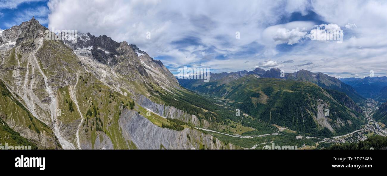 Panoramablick über die italienische Seite des Mont Blanc-Massivs in Richtung Val Veny und Courmayeur vom Skyway Monte Bianco Pavillon. Stockfoto