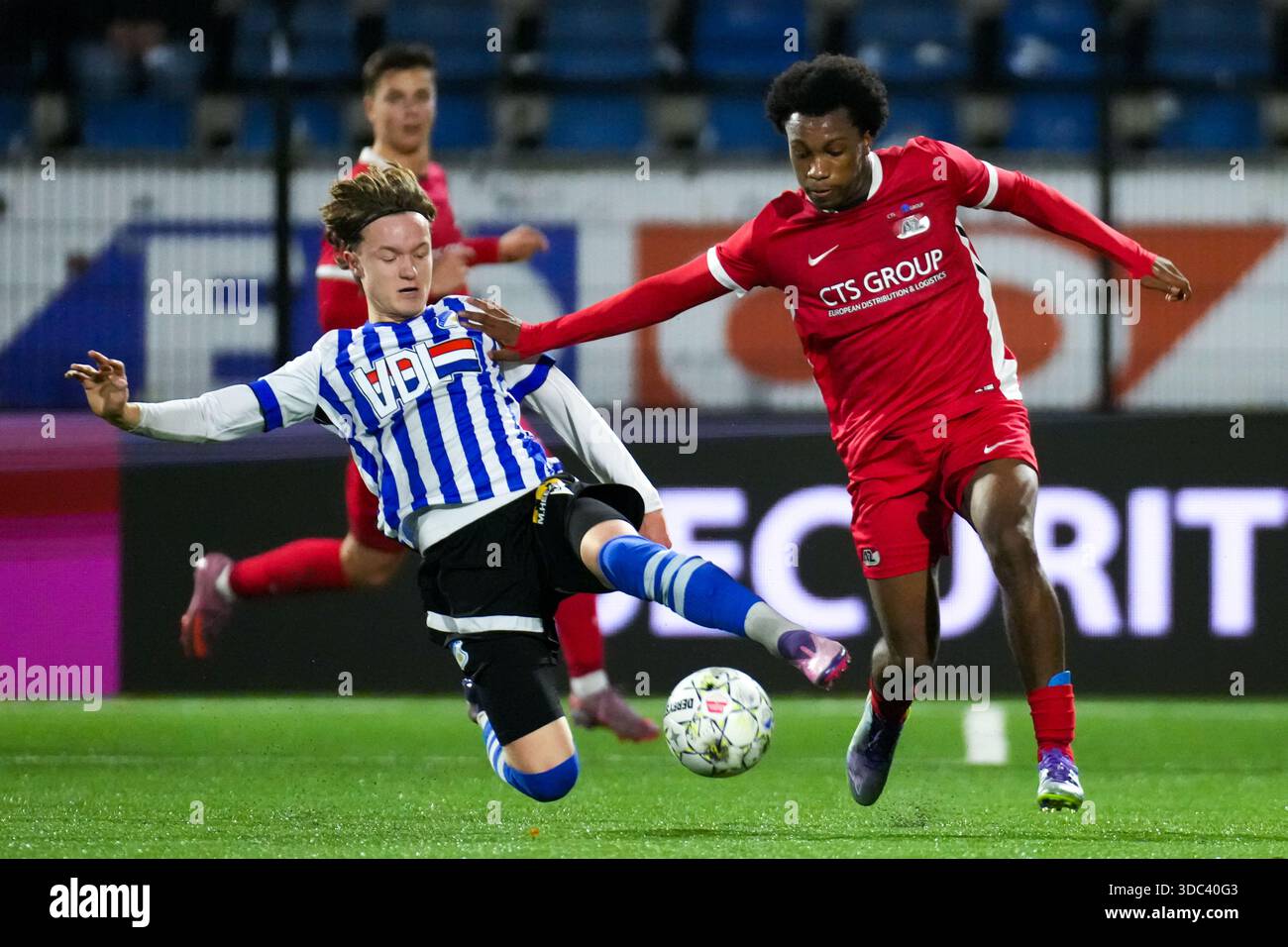 Eindhoven, Niederlande. Dezember 2025. EINDHOVEN, NIEDERLANDE - 19. DEZEMBER: Thijs Muller vom FC Eindhoven kämpft am 19. Dezember 2025 im Jan Louwers Stadion im niederländischen Keuken Kampioen Divisie Spiel zwischen dem FC Eindhoven und Jong AZ um den Ball. (Foto von Joris Verwijst/Orange Pictures) Credit: Orange Pics BV/Alamy Live News Stockfoto