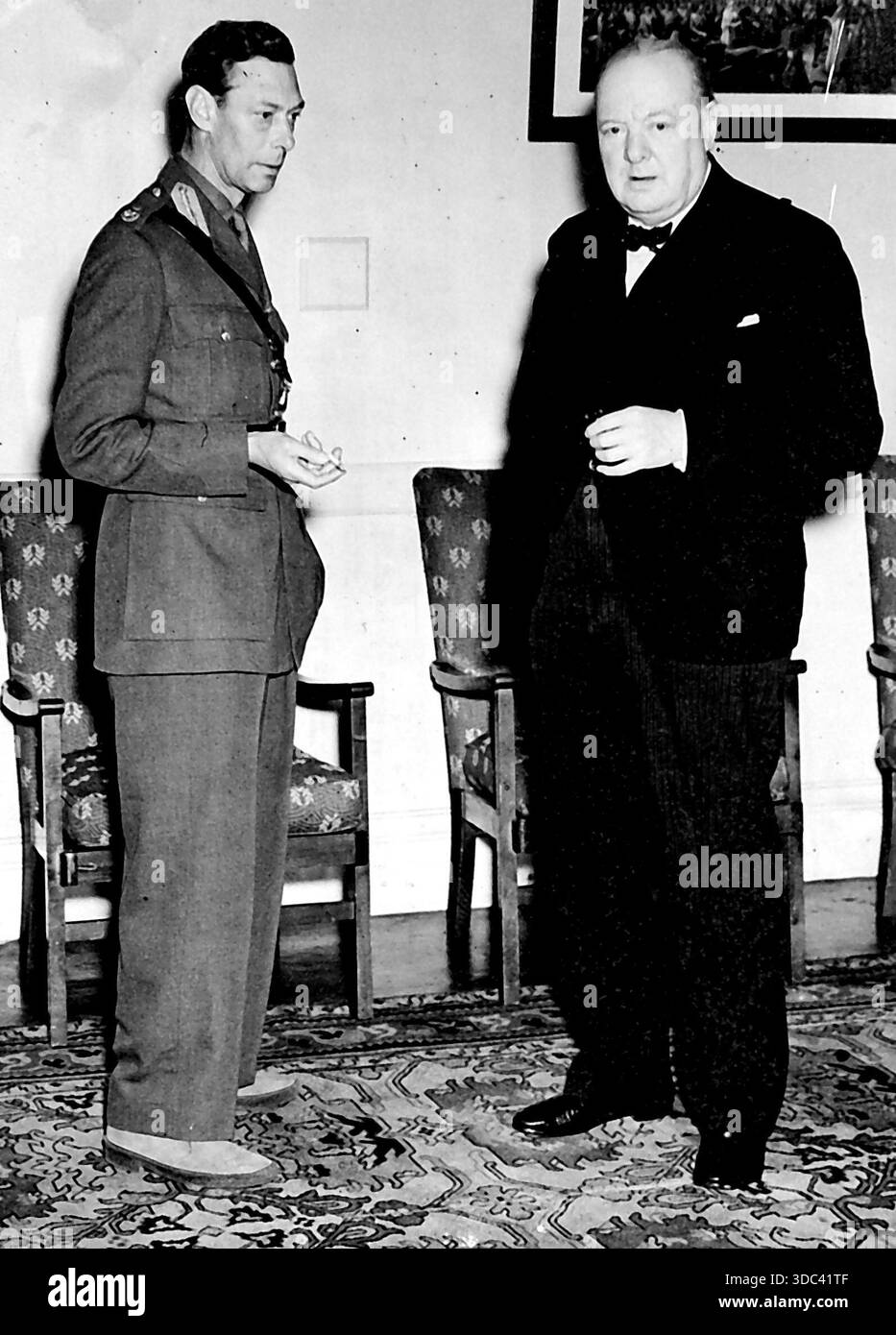 Der König kehrt nach seinem nordafrikanischen Feldzug nach Großbritannien zurück -- H.M. der König mit Mr. Winston Churchill im Offiziersmesse auf der R.A.F. Station i Stockfoto