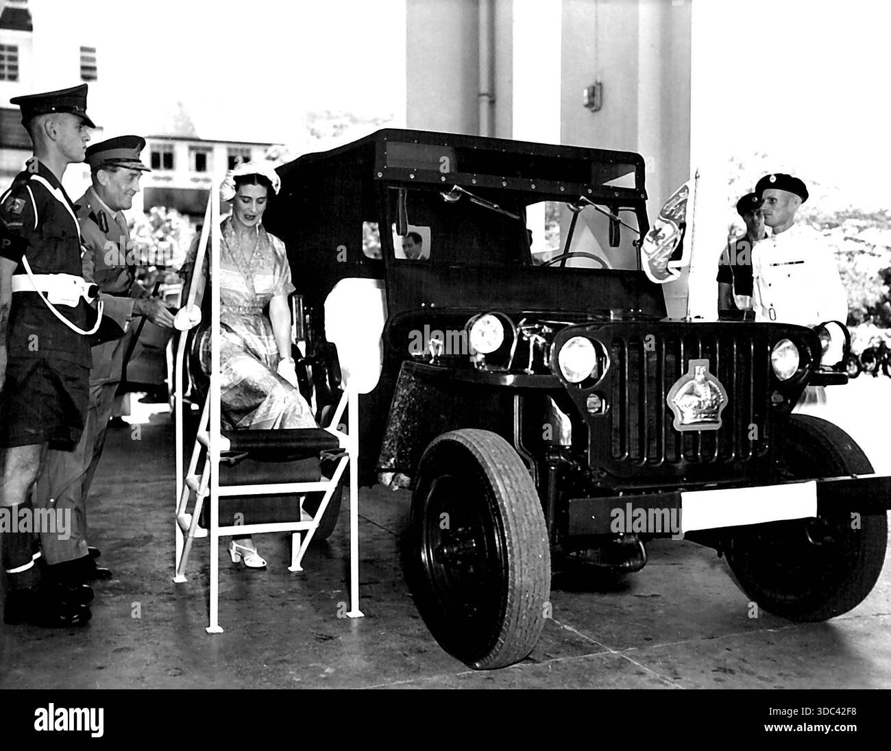 Die Herzogin besteigt die berühmte Tiefe, die von Feldmarschall Sir William Slim während des Burma-Feldzugs genutzt wurde. Sie besuchte Armeezentren im Jeep. Links Stockfoto