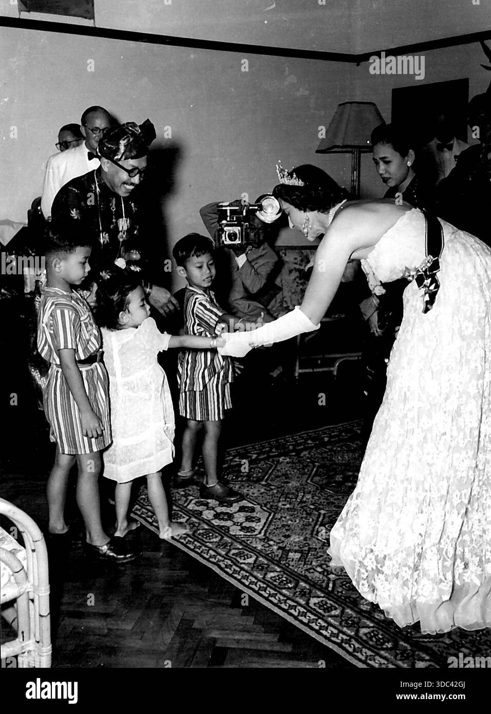 Herzogin von Kent besucht Brunei, die Herzogin, die mit den drei Kindern des Sultans von Brunei spricht. Sie waren sehr schüchtern und ihre königliche Hoheit musste Th überreden Stockfoto
