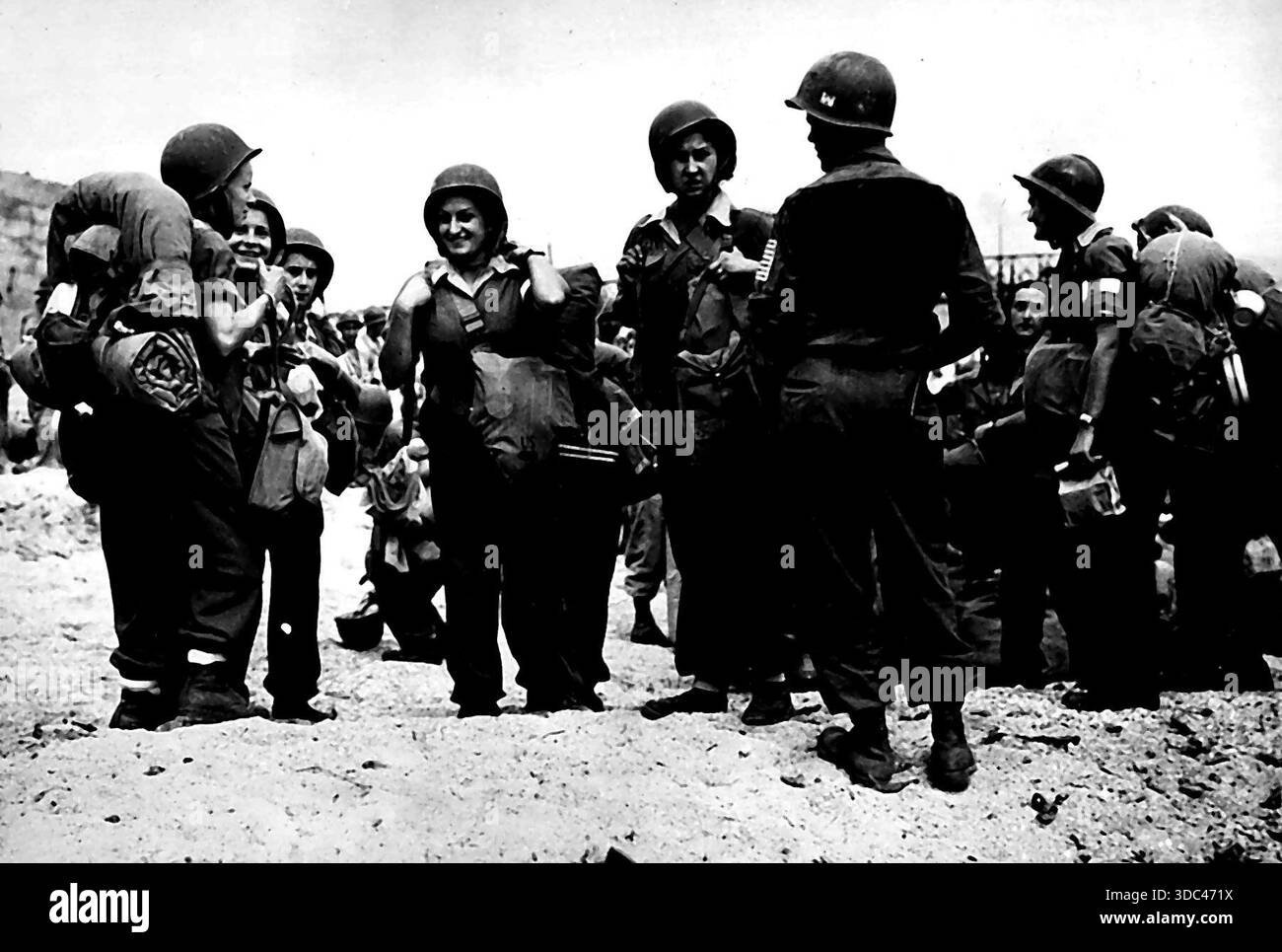 Französische Soldatinnen am Strand von St. Tropez -- in regulatorischen Uniformen gekleidet halten Frauen der französischen Armee in Südfrankreich auf dem Stockfoto