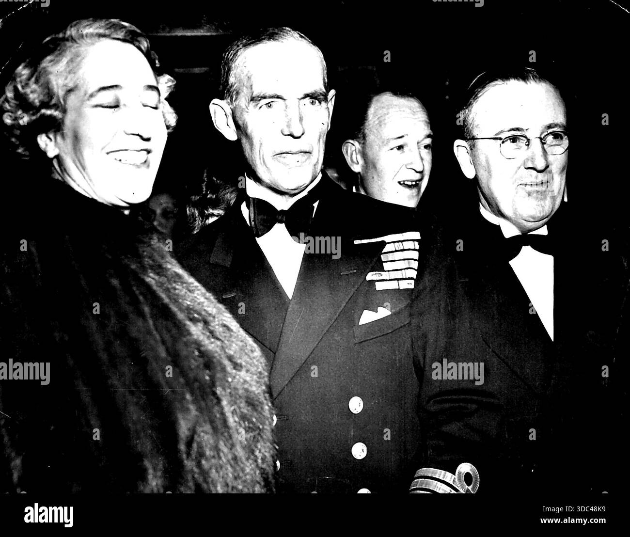 Premiere von "ein idealer Ehemann" im Carlton, Haymarket. Die Bilder zeigen: Vizeadmiral Sir John Edelsten, Lady Edelsten und Mr. J.A. Beasley. (Hig Stockfoto