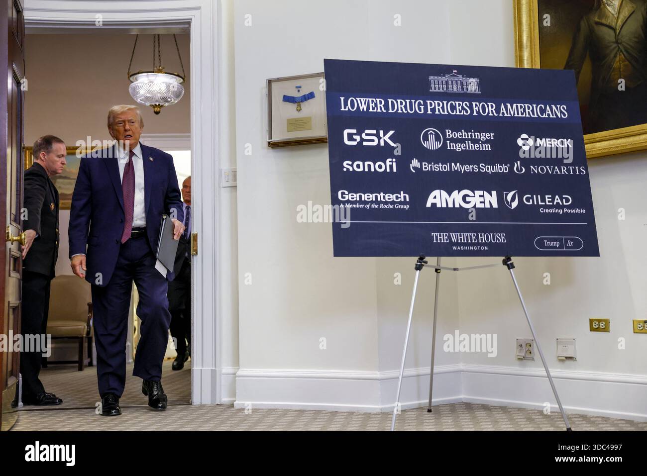 Washington, Usa. Dezember 2025. US-Präsident Donald Trump kommt, um während einer Ankündigung im Roosevelt Room des Weißen Hauses in Washington, DC, USA, am 19. Dezember 2025 eine Stellungnahme zur Senkung der Preise für Medikamente und Arzneimittel zu halten. Quelle: Abaca Press/Alamy Live News Stockfoto