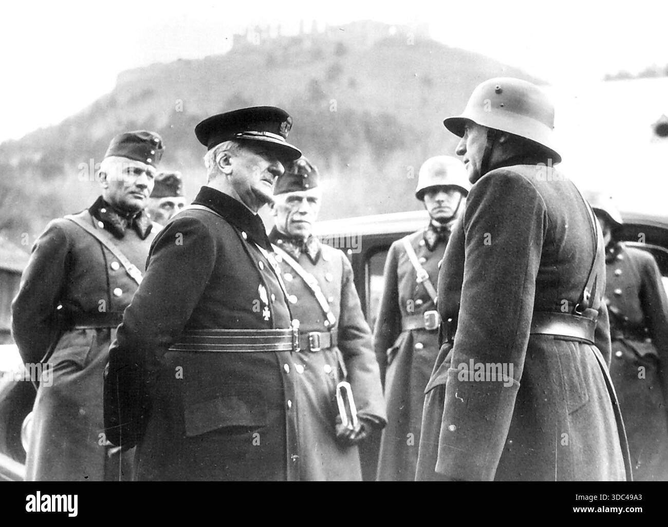 Ungarischer Regent besucht annektiertes Territorium - Admiral Horthy (links) spricht mit ungarischen Offizieren in Huszt.Admiral Nikolaus von Horthy, Tho Ungarisch Stockfoto