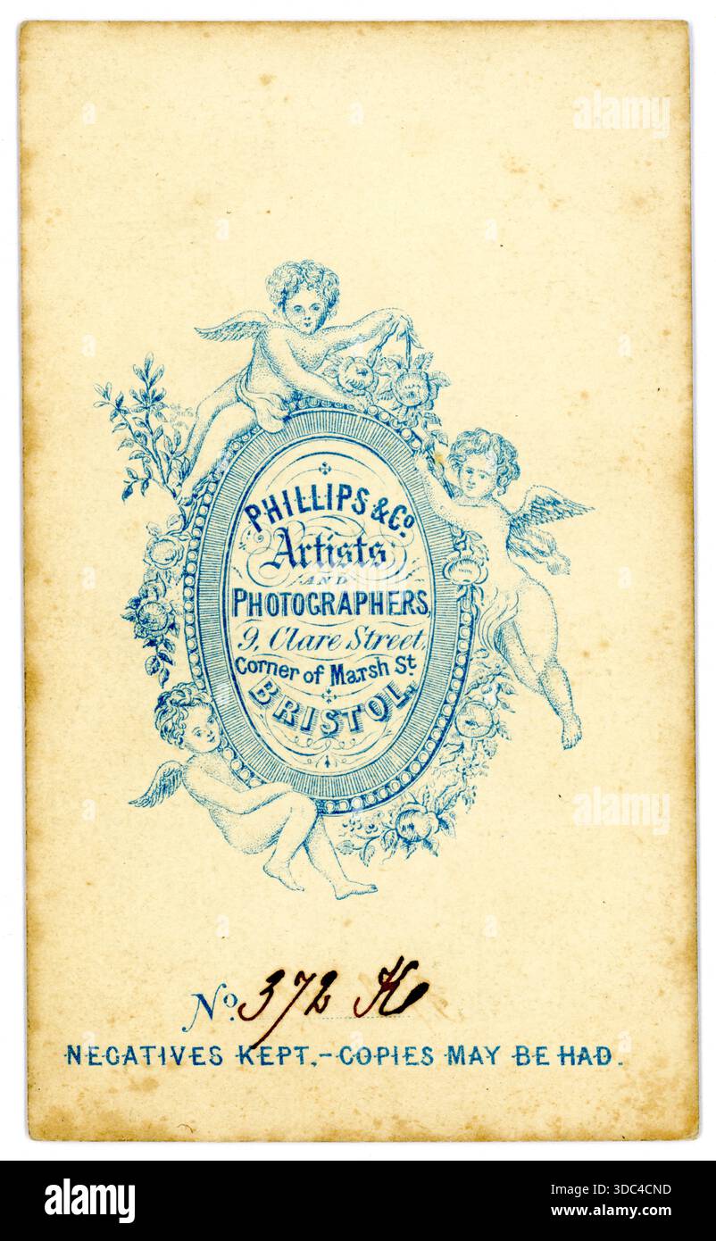 Rückseite des original viktorianischen CDV mit schönen Cherub-Details. Aus dem Fotostudio von Phillips & Co. Bristol, 9 Clare St. Um 1863. Stockfoto
