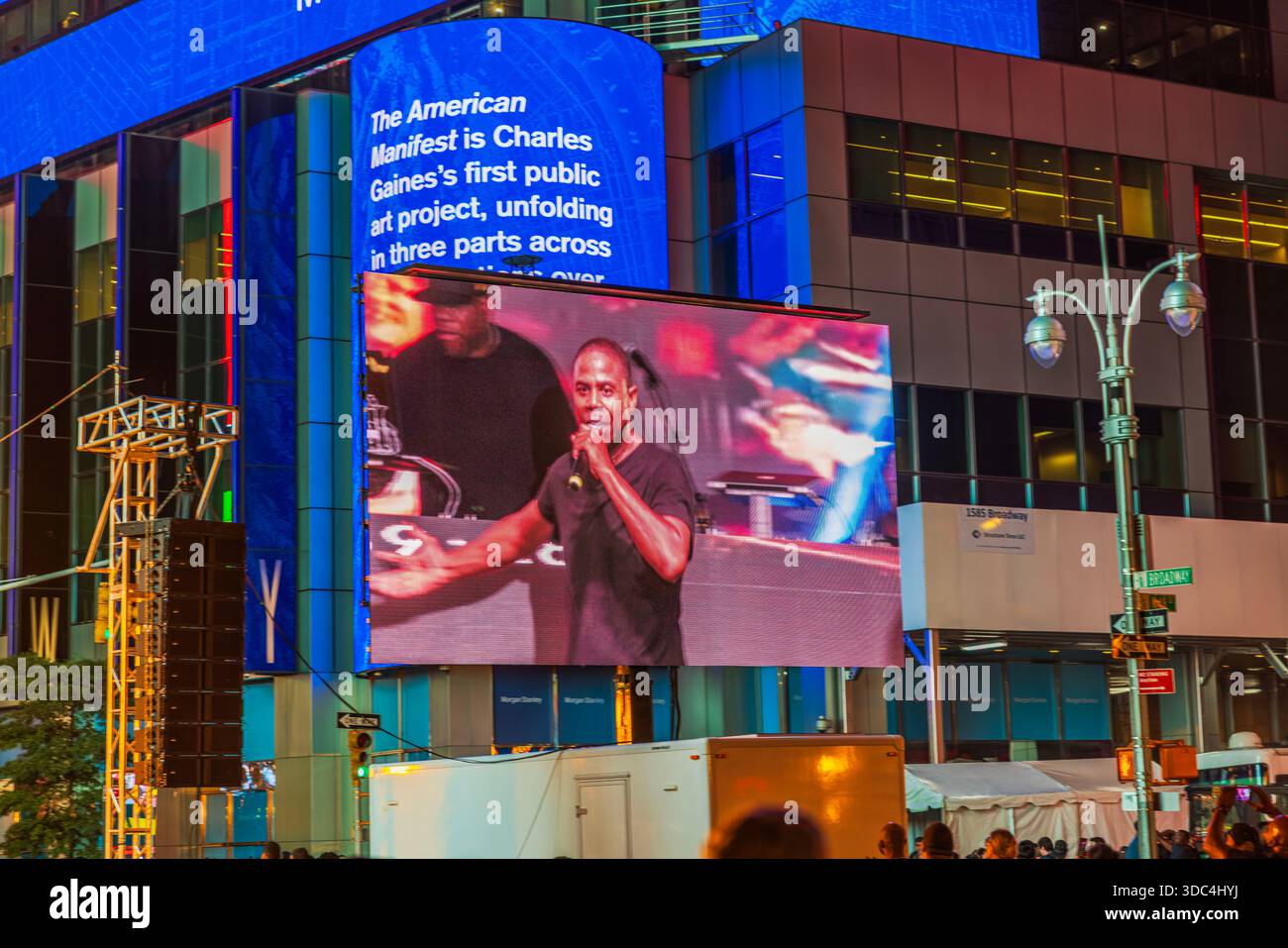 Wunderschöner Blick auf Live-Konzerte auf riesigen Digitalbildschirmen am Broadway Times Square bei Nacht. New York. USA. Stockfoto