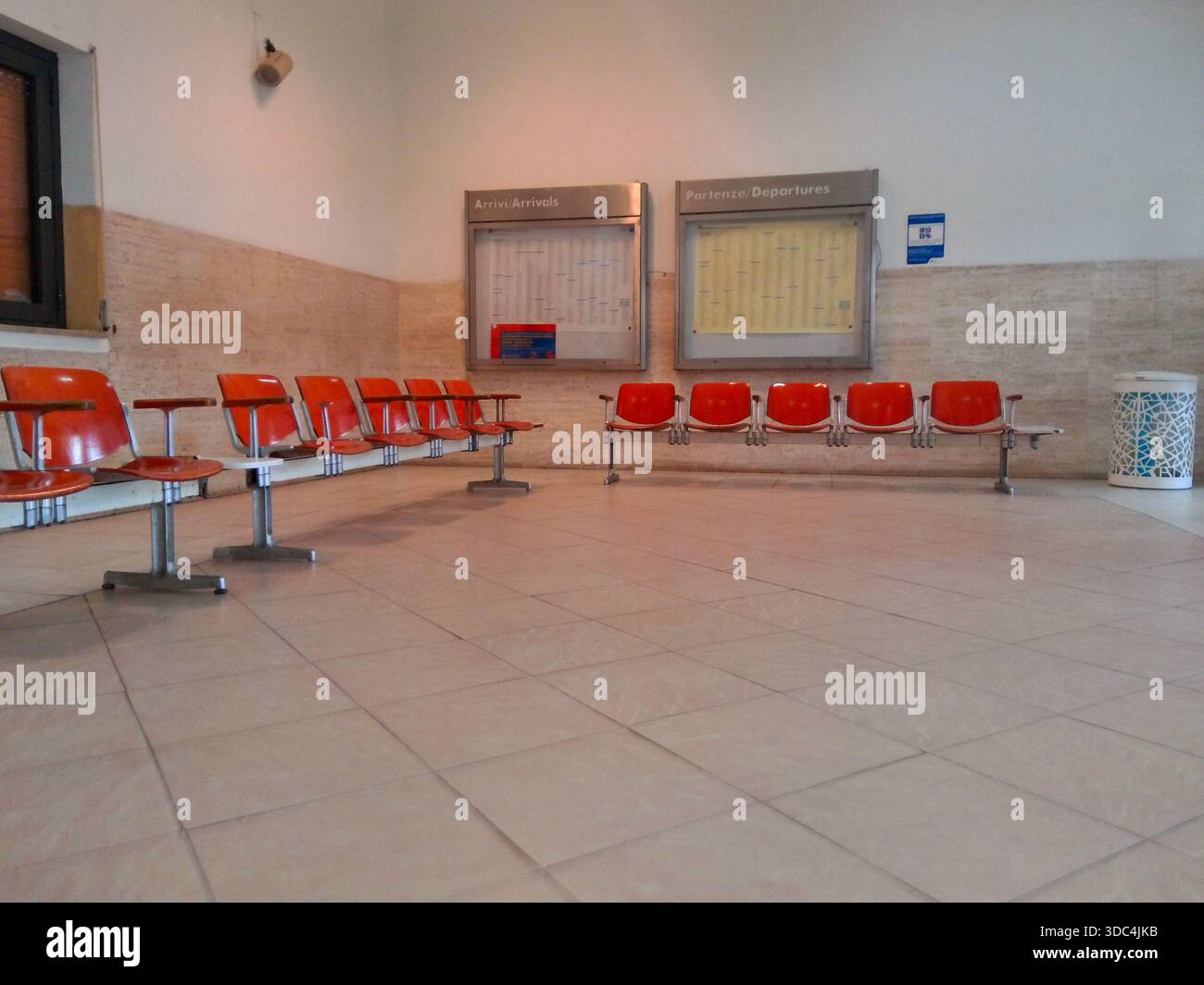 Wartezimmer am Bahnhof Villa San Giovanni in Kalabrien, Süditalien. Die Pinnwand enthält die Ankunfts- und Abfahrtszeiten Stockfoto