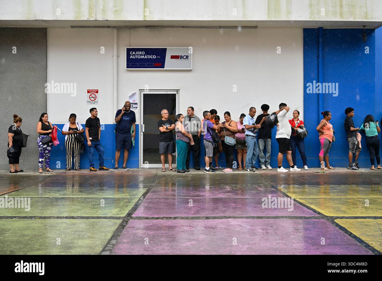 Dezember 2025 – Limon, Costa Rica – Kunden stehen in einer Filiale der Banco de Costa Rica an, bevor die Bank am 3. Dezember 2025 in Limon, Costa Rica, ihre Geschäfte eröffnet. Die Stadt Limon, auch bekannt als Puerto Limon, wurde 1854 an der Karibikküste gegründet und sollte aufgrund ihrer strategischen Lage im Karibischen Meer und des Panamakanals der Haupthafen des Landes werden, der Costa Rica Verbindungen mit Nord- und Südamerika, der Karibik und Europa ermöglicht. (Kreditbild: © David Becker/ZUMA Press Wire) NUR REDAKTIONELLE VERWENDUNG! Nicht für kommerzielle ZWECKE! Stockfoto