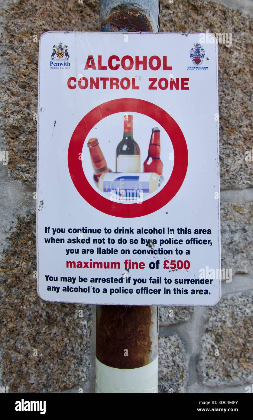 Polizei und gemeinderat Metall Warnschild Alkohol Control Zone maximal £500 Geldstrafe auf einem Metallposten St Ives Cornwall England Vereinigtes Königreich Europa Stockfoto