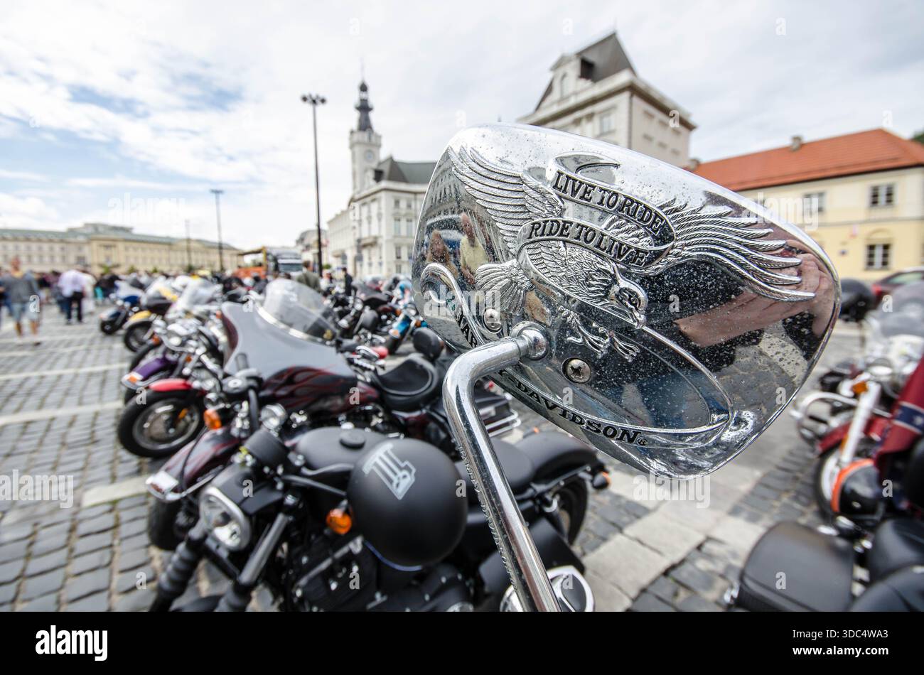 Harley-Davidson-Spiegel mit Adleremblem und „Live to Ride“-Schriftzug bei der Motorradrallye in Warschau. Stockfoto
