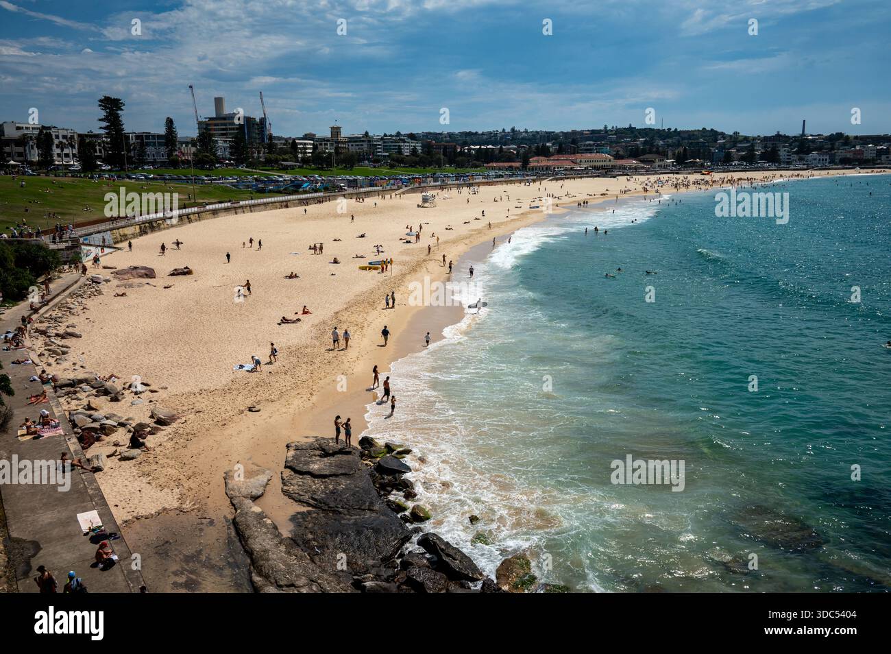 Ein weitläufiger 28-mm-Weitwinkelblick von der Nordseite des Bondi Strandes mit Blick nach Süden. Der historische Bondi-Pavillon ist in der Ferne sichtbar. Stockfoto