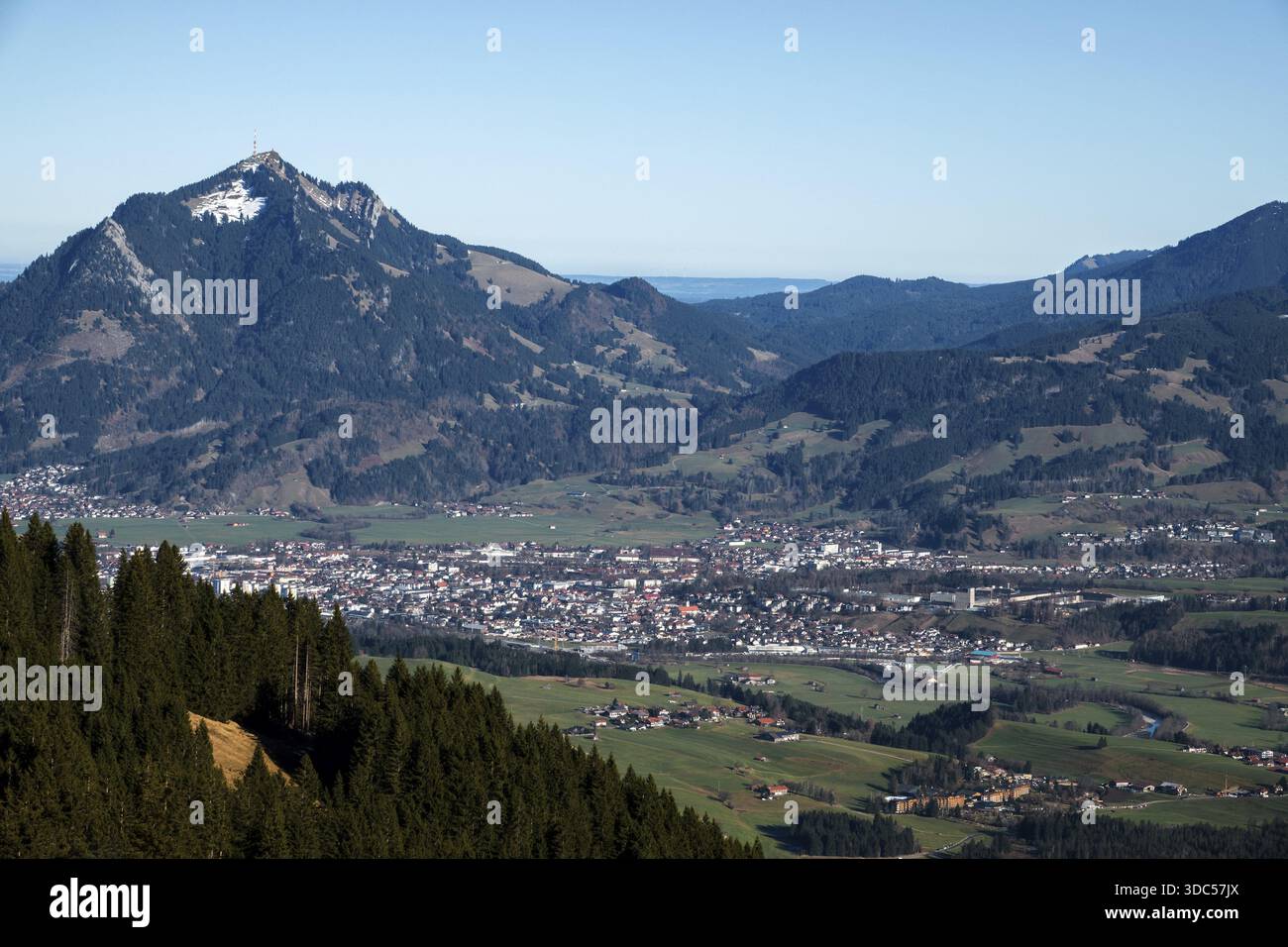 Blick vom Bolsterlanger Horn ins Illertal mit Sonthofen und Gruenten, Bolsterlang, Oberstdorf, Oberallgaeu, Allgaeu, Bayern, Deutschland Stockfoto