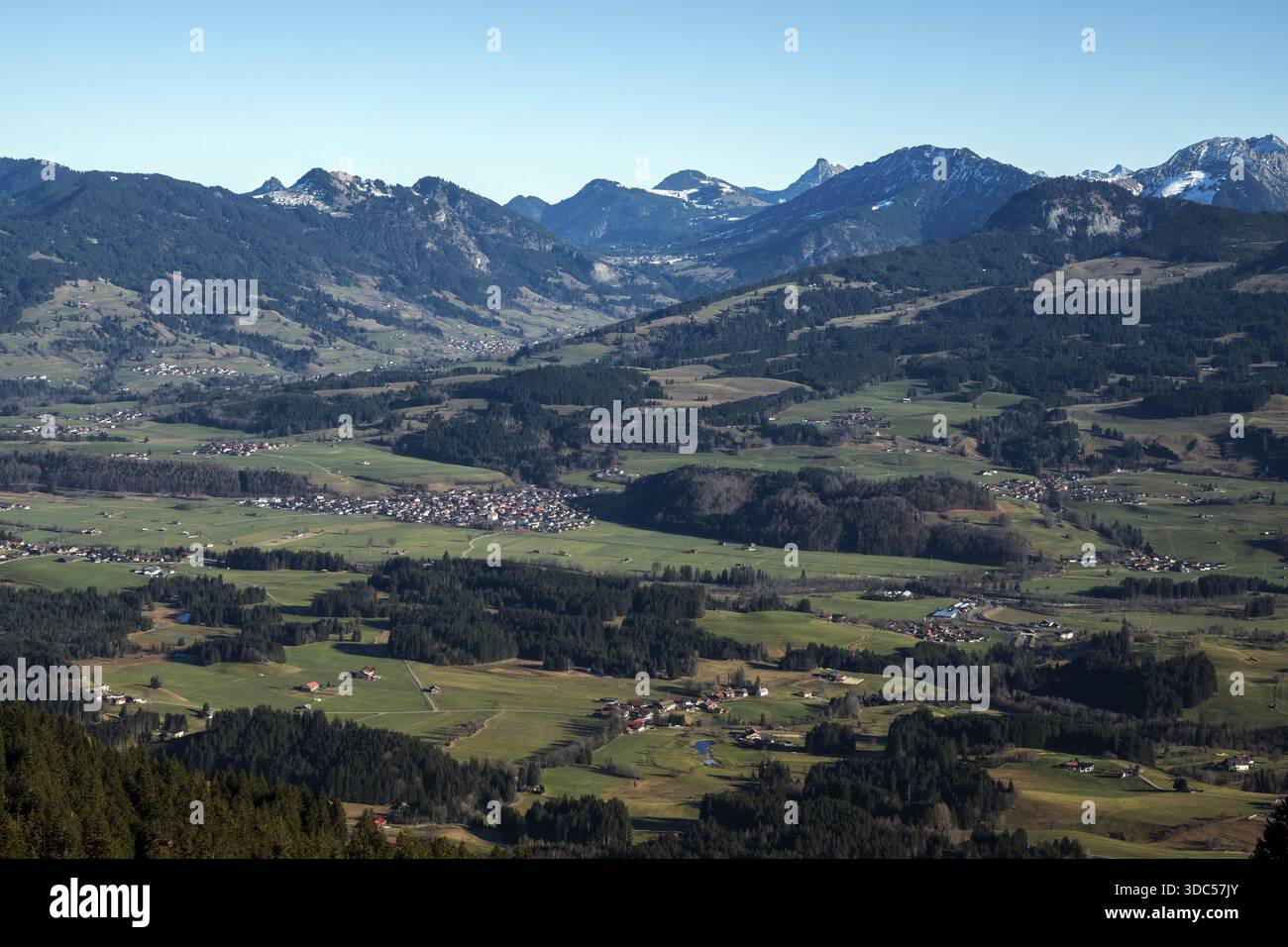 Blick vom Bolsterlanger Horn der Dörfer im Illertal und Berge der Allgäuer Alpen, Bolsterlang, Oberstdorf, Oberallgäuer, Allgäuer, Bayern Stockfoto