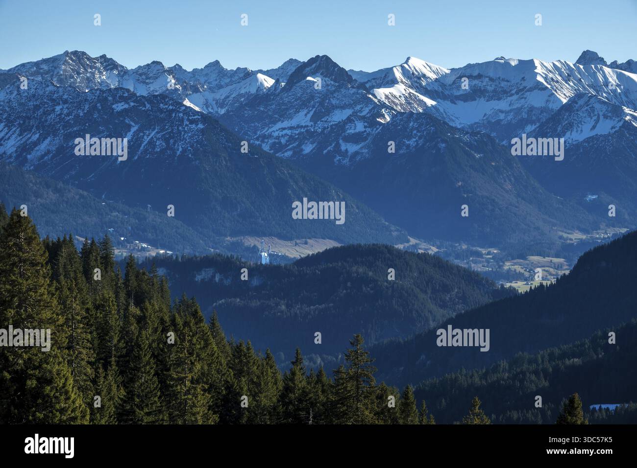 Blick vom Höhenwanderweg vom Bolsterlanger Horn zum Riedberger Horn, schneebedeckten Bergen der Allgäuer Alpen, Bolsterlang, Oberstdor Stockfoto