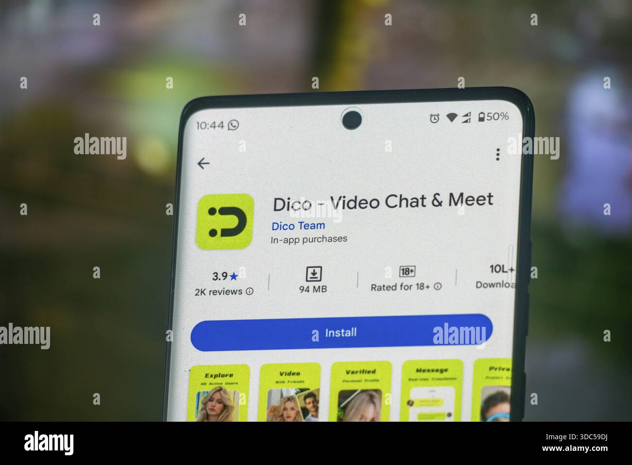 DICO-Video-Chat- und Meet-App, die auf einem Smartphone mit unscharfem Hintergrund angezeigt wird Stockfoto