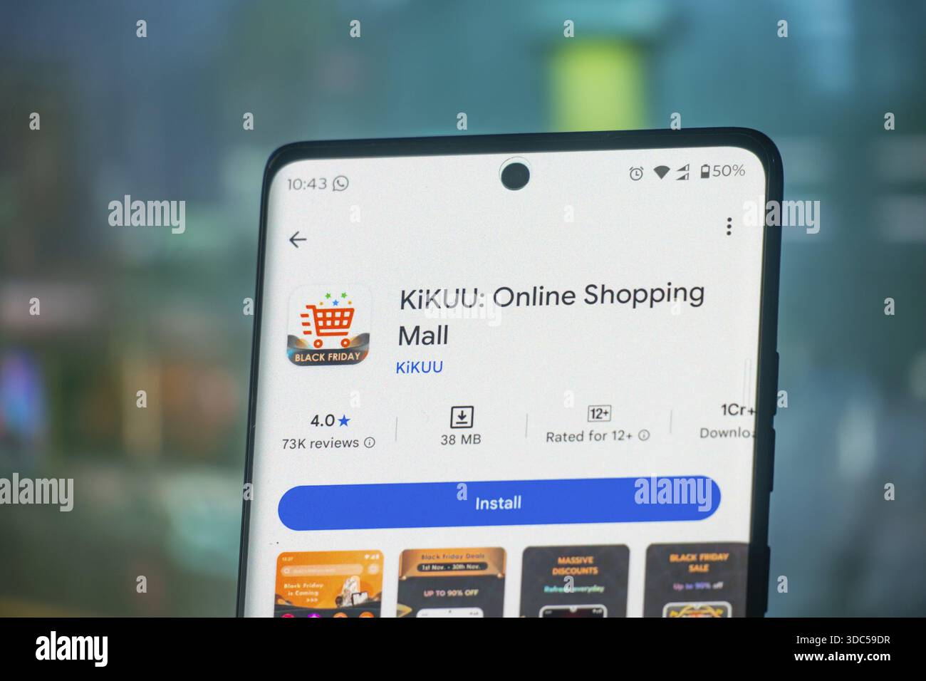 KiKUU Online-Shopping-App auf dem Handy mit festlichem Symbol und verschwommenem Hintergrund Stockfoto