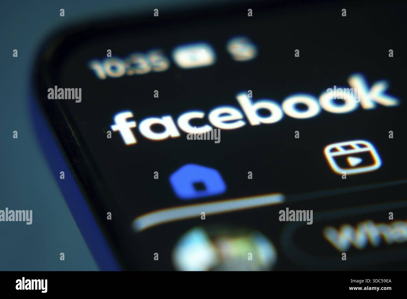 Nahaufnahme der Benutzeroberfläche der Facebook-App auf einem Smartphone Stockfoto