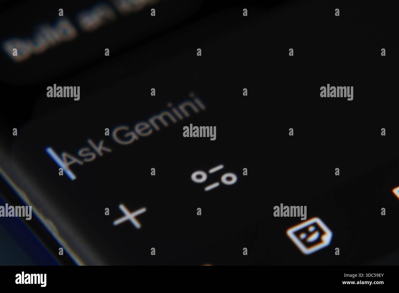 Smartphone-Bildschirm mit der Funktion „Ask Gemini“ in einer dunklen Benutzeroberfläche Stockfoto