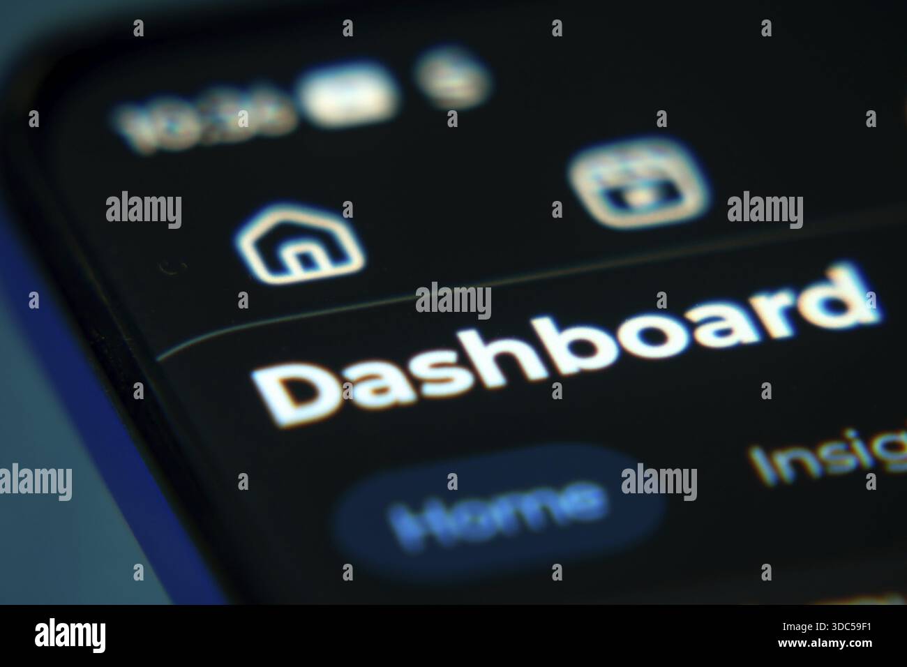 Dashboard-Oberfläche auf einem Smartphone-Bildschirm mit Symbolen für Home und Analytics Stockfoto