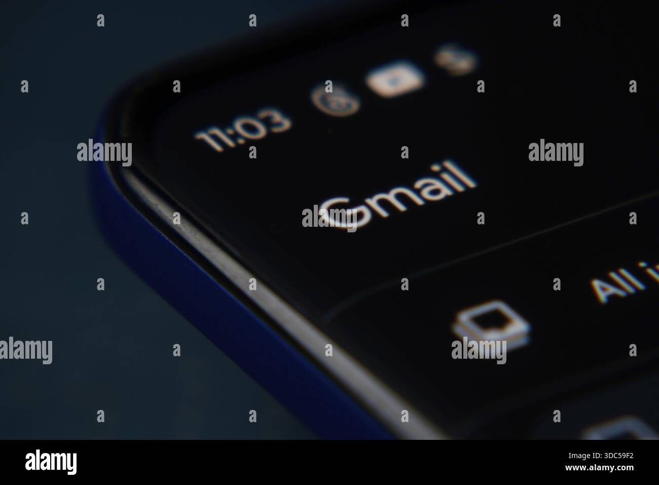 Gmail App-Schnittstelle auf einem Smartphone-Bildschirm, die digitale Kommunikation hervorhebt Stockfoto