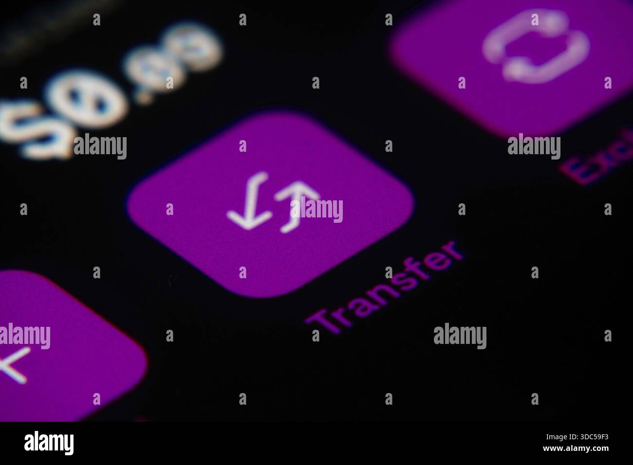 Nahaufnahme eines Smartphone-Bildschirms mit einem violetten Transfersymbol Stockfoto