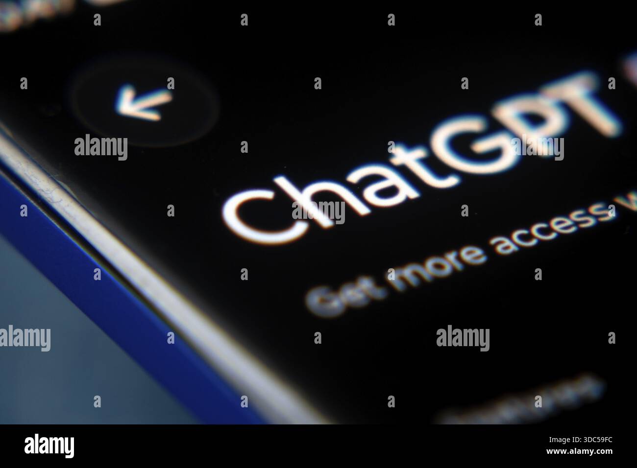 Die ChatGPT-App wird auf einem Smartphone mit schwarzem Hintergrund angezeigt Stockfoto