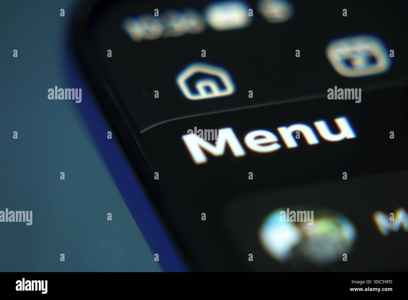 Auf einem Smartphone-Bildschirm angezeigte Menüschnittstelle mit Navigationssymbolen Stockfoto