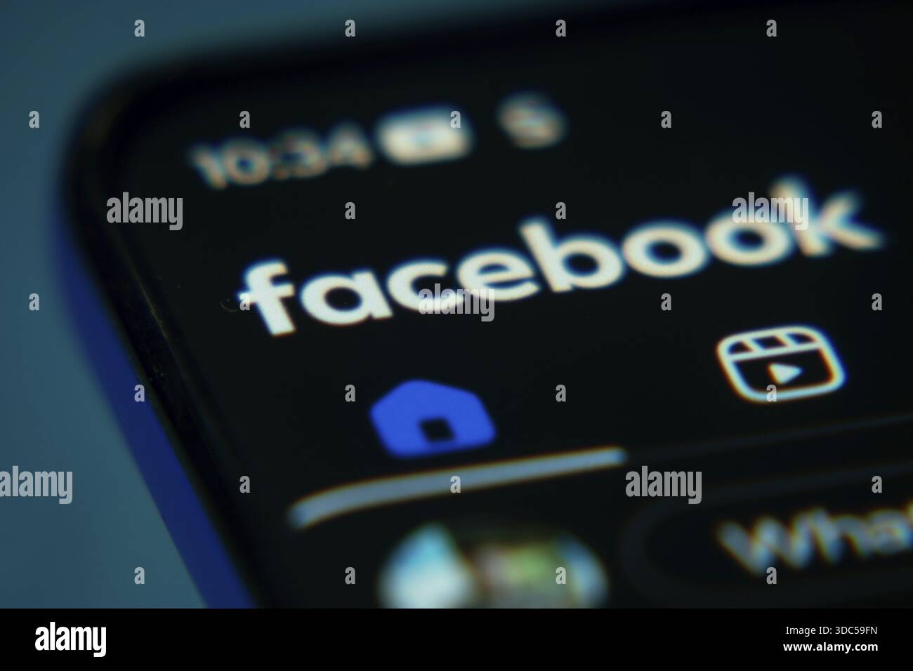 Die Benutzeroberfläche der Facebook-App wird in Nahaufnahme auf einem Smartphone-Bildschirm angezeigt Stockfoto
