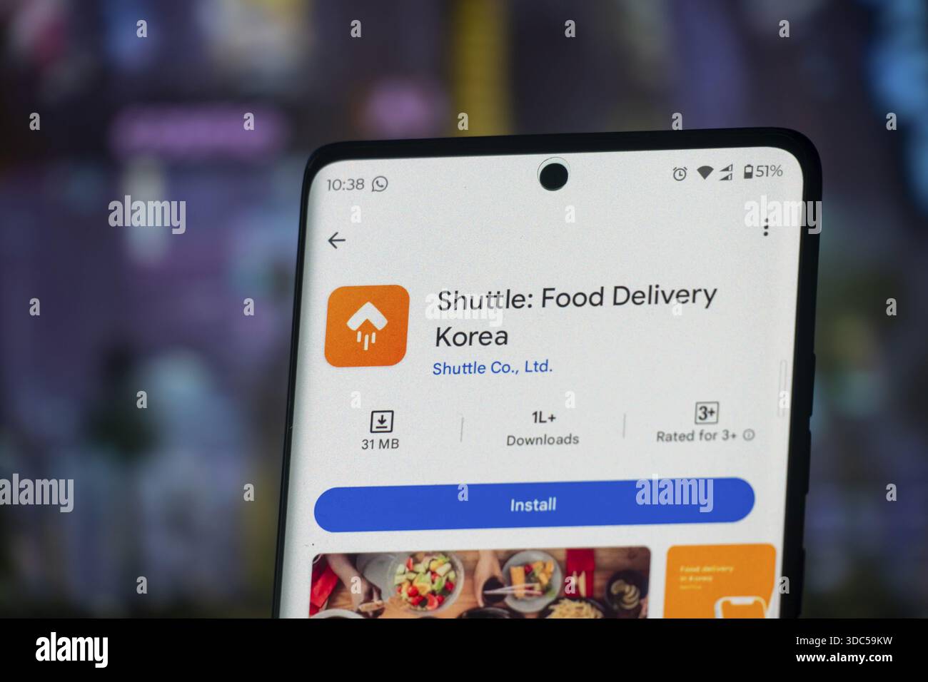 Schnittstelle der Shuttle-App für die Lebensmittellieferung auf einem Smartphone-Bildschirm mit orangefarbenem Logo Stockfoto