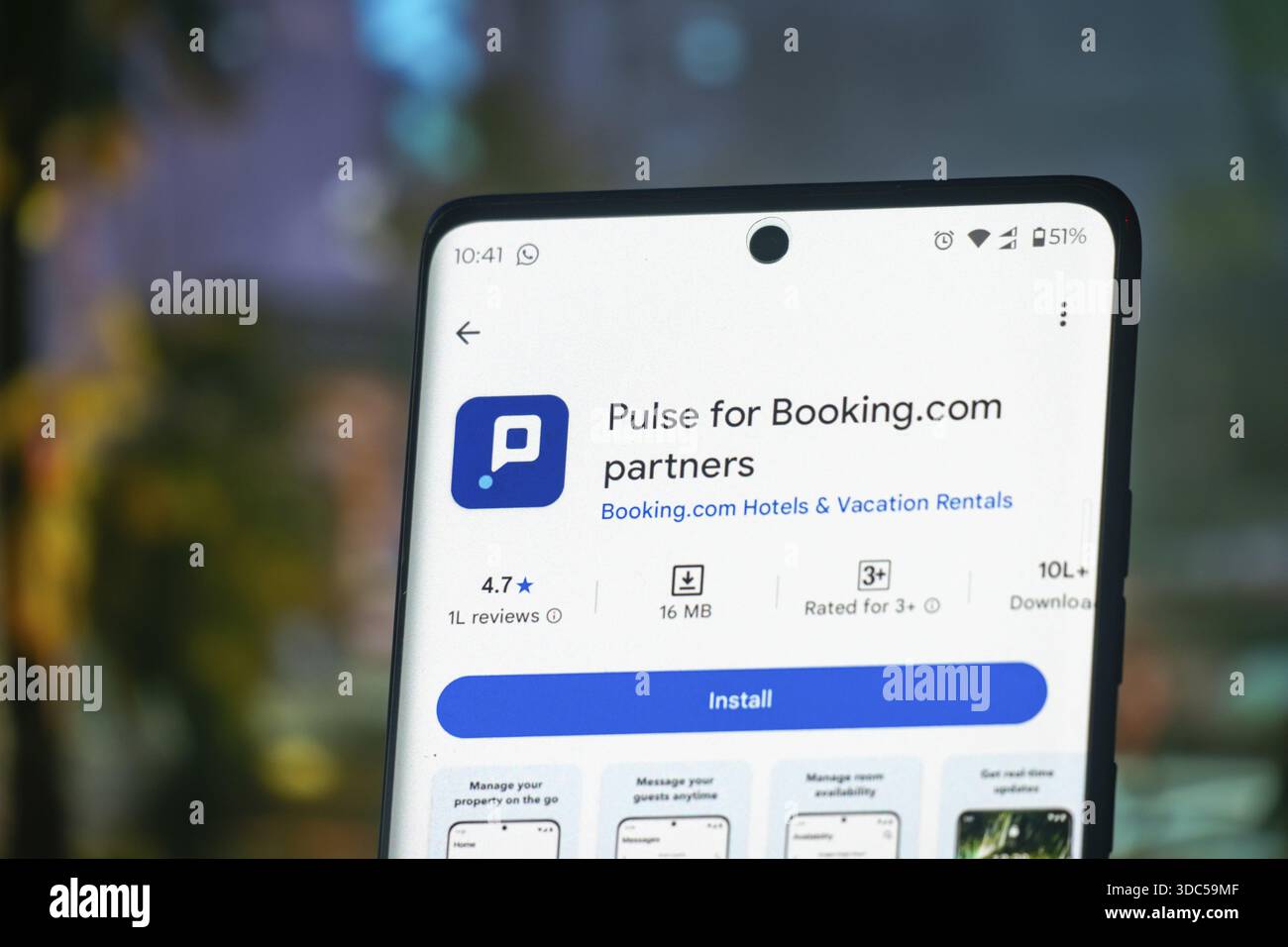 Pulse for Booking.com Partner-App, die auf einem Smartphone angezeigt wird und Verwaltungstools anzeigt Stockfoto