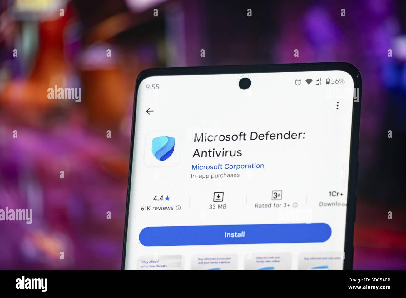 Installationsansicht der Microsoft Defender Antivirus-App auf dem Smartphone vor leuchtenden Farben Stockfoto