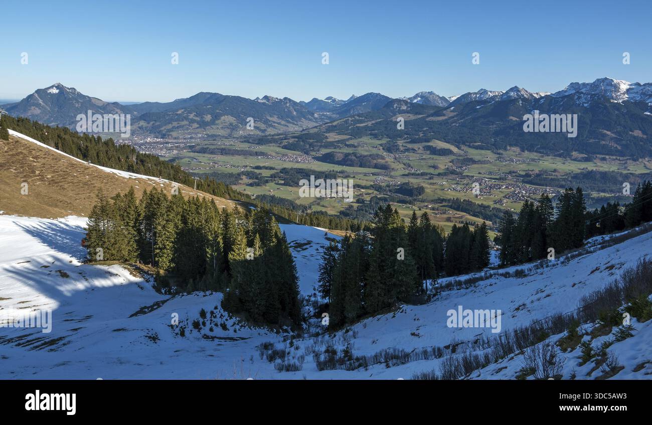 Blick vom Bolsterlanger Horn der Dörfer im Illertal und Berge der Allgäuer Alpen, Bolsterlang, Oberstdorf, Oberallgäuer, Allgäuer, Bayern Stockfoto
